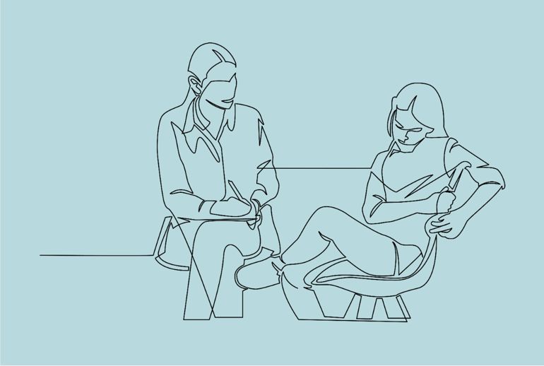 Illustrasjon av en dame som sitter og snakker med en mann og en kvinne.