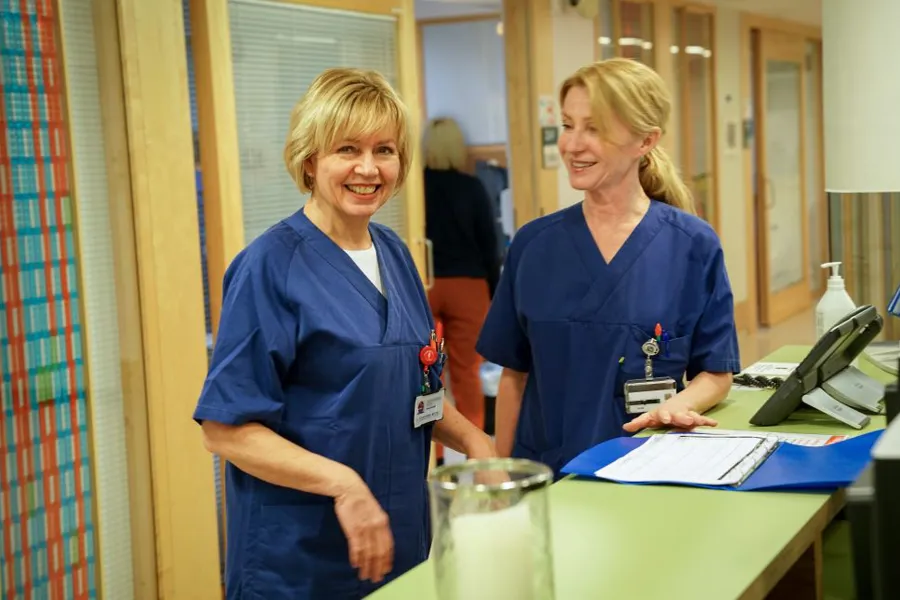 To kvinner i blå skjorte. De er sykepleiere på intensiv avdeling på sykehus