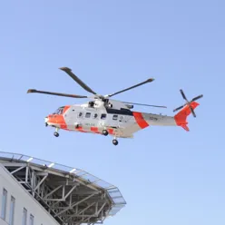 Et helikopter som flyr over landingsplasssen på toppen av AHL-senteret