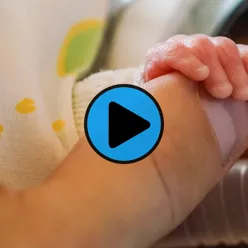 Bilde av en voksen tommel som blir holdt rundt av en nyfødthånd. Midt i bildet er det satt på en blå sirkel med en sort trekant
