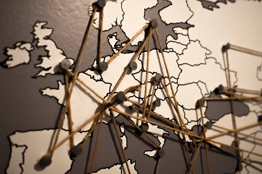 Illustrasjon av nettverk, bestående av et Europakart med linjer mellom landene.