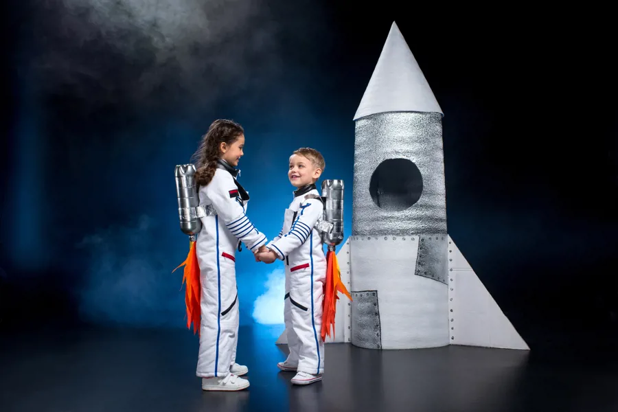 To barn som leker astronauter
