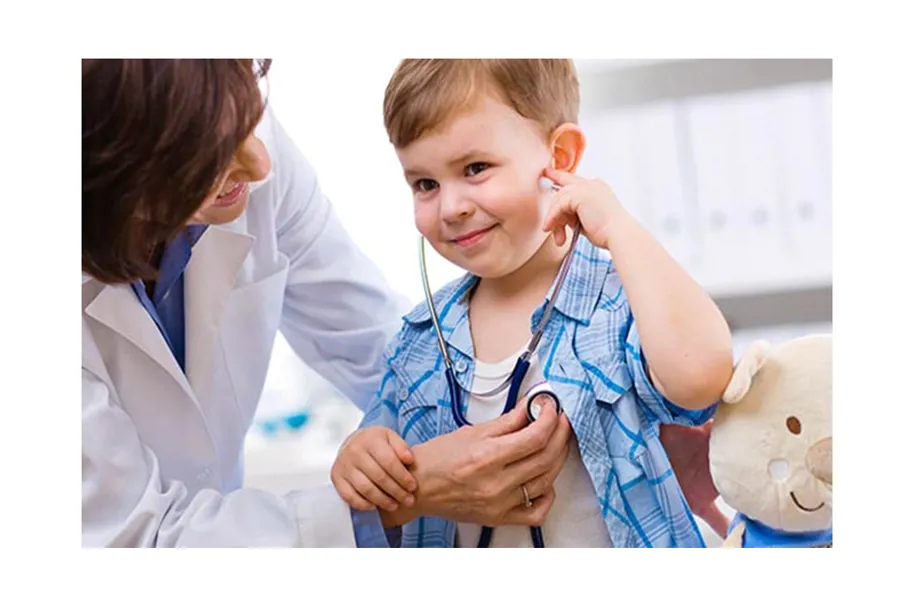 En lege som undersøker et barn