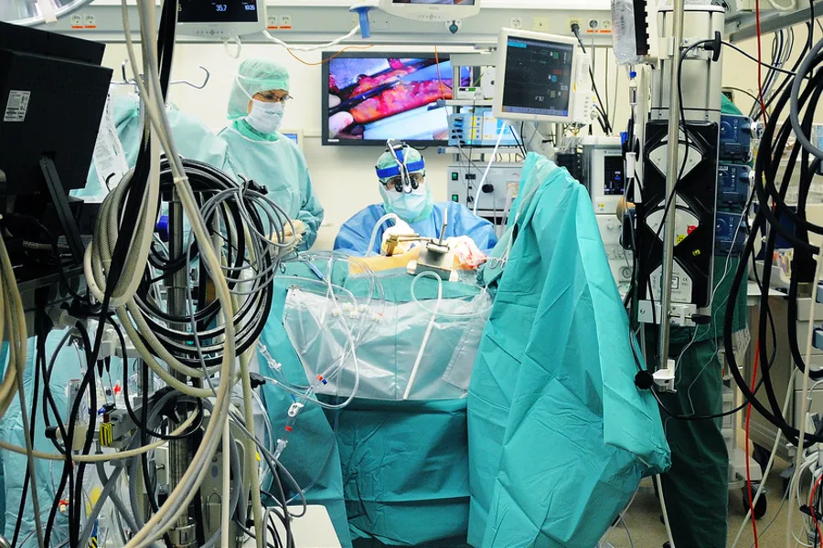 En gruppe kirurger i et rom