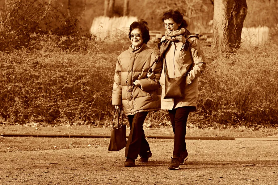 To kvinner som går på en vei