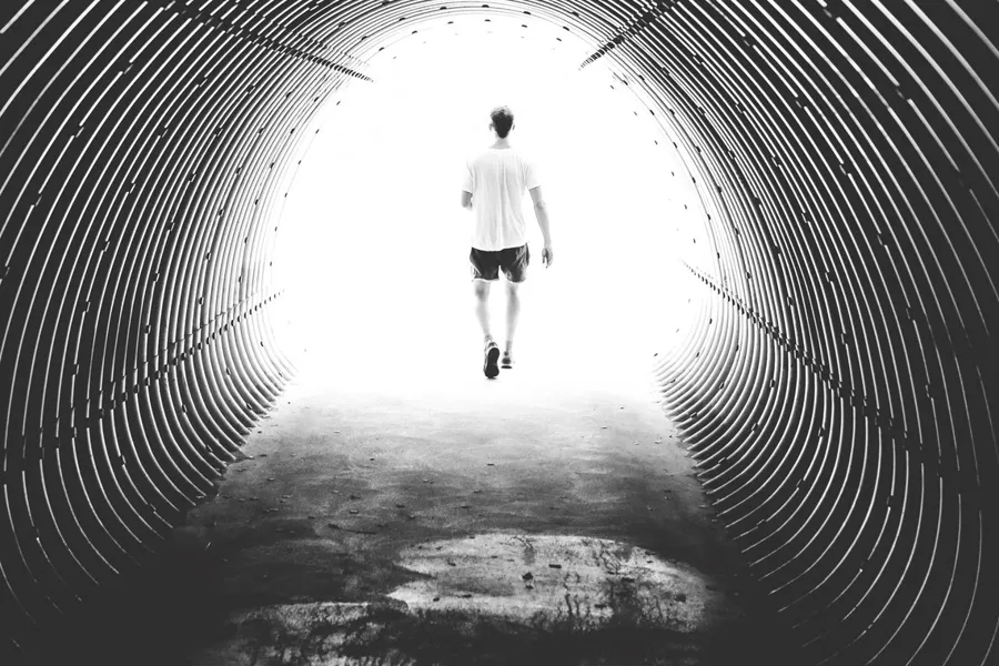 En mann som går i en tunnel