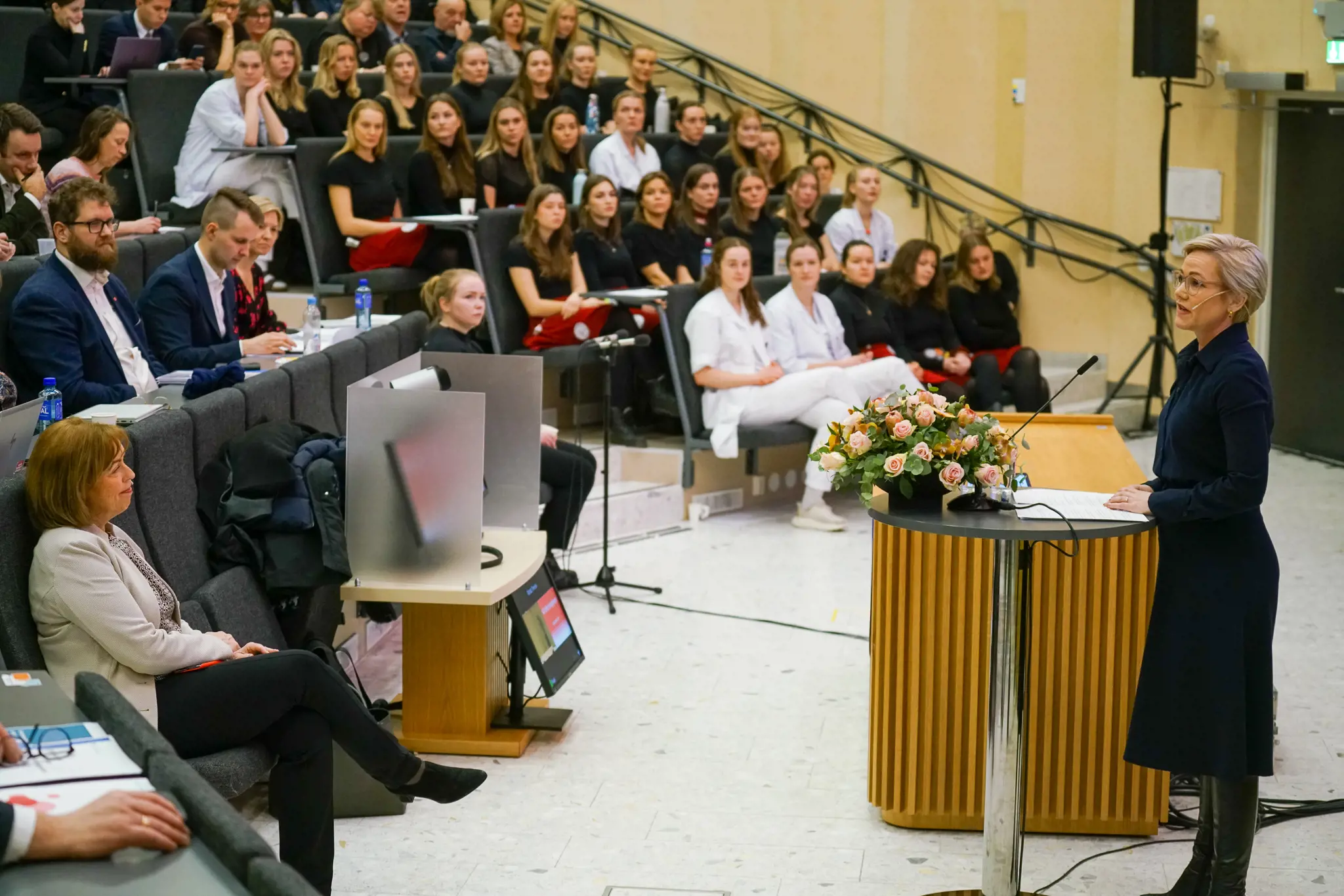 Bilde av helseminister Ingvild Kjerkol som holder sykehustalen 2023 på st. olavs hospital. Salen er full av ansatte.