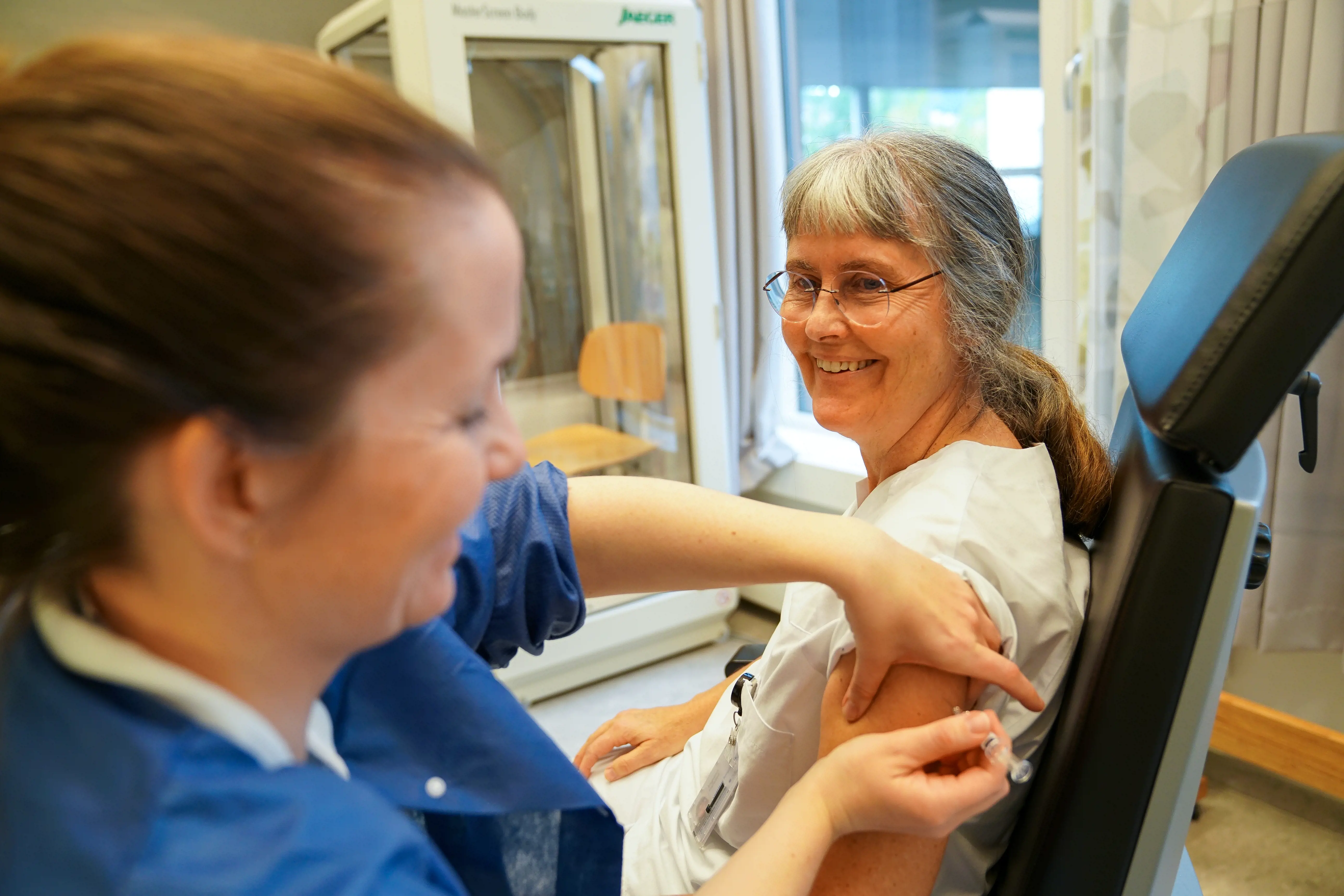 sykepleier trine-lise setter vaksine på lege ingunn harstad