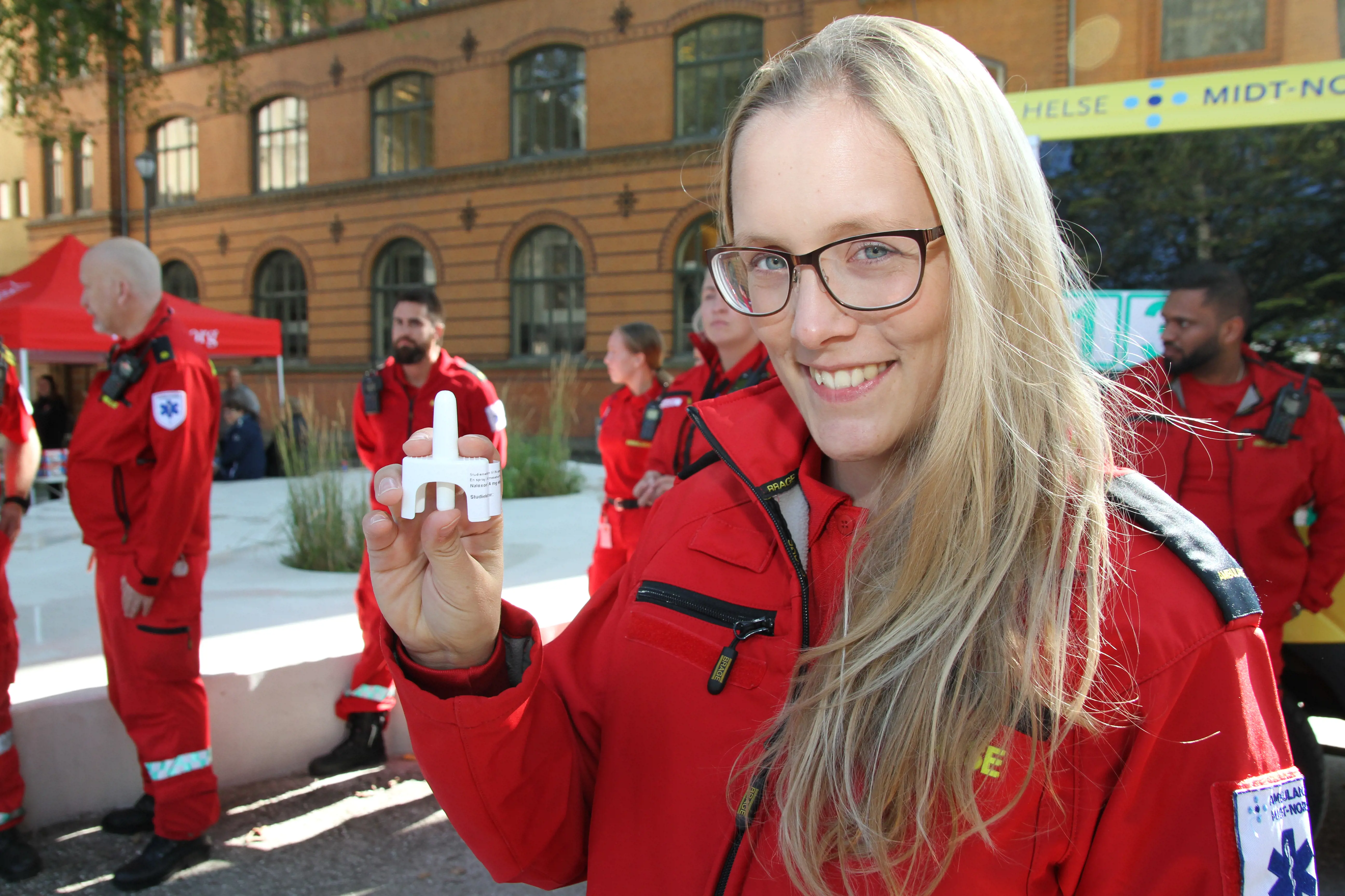 Ida Tylleskär, lege og PhD-stipendiat ved NTNU, viser fram nesesprayen. Foto: Elling Finnanger Snøfugl/St. Olavs hospital