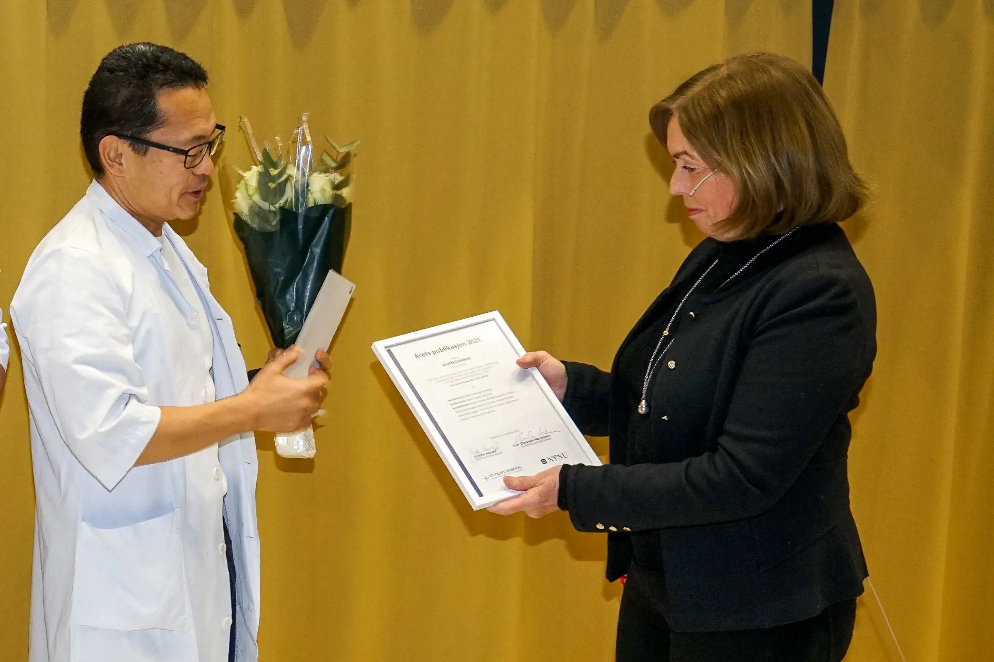 Overrekkelse av diplom for Årets publikasjon, Grøntvedt og Aasved