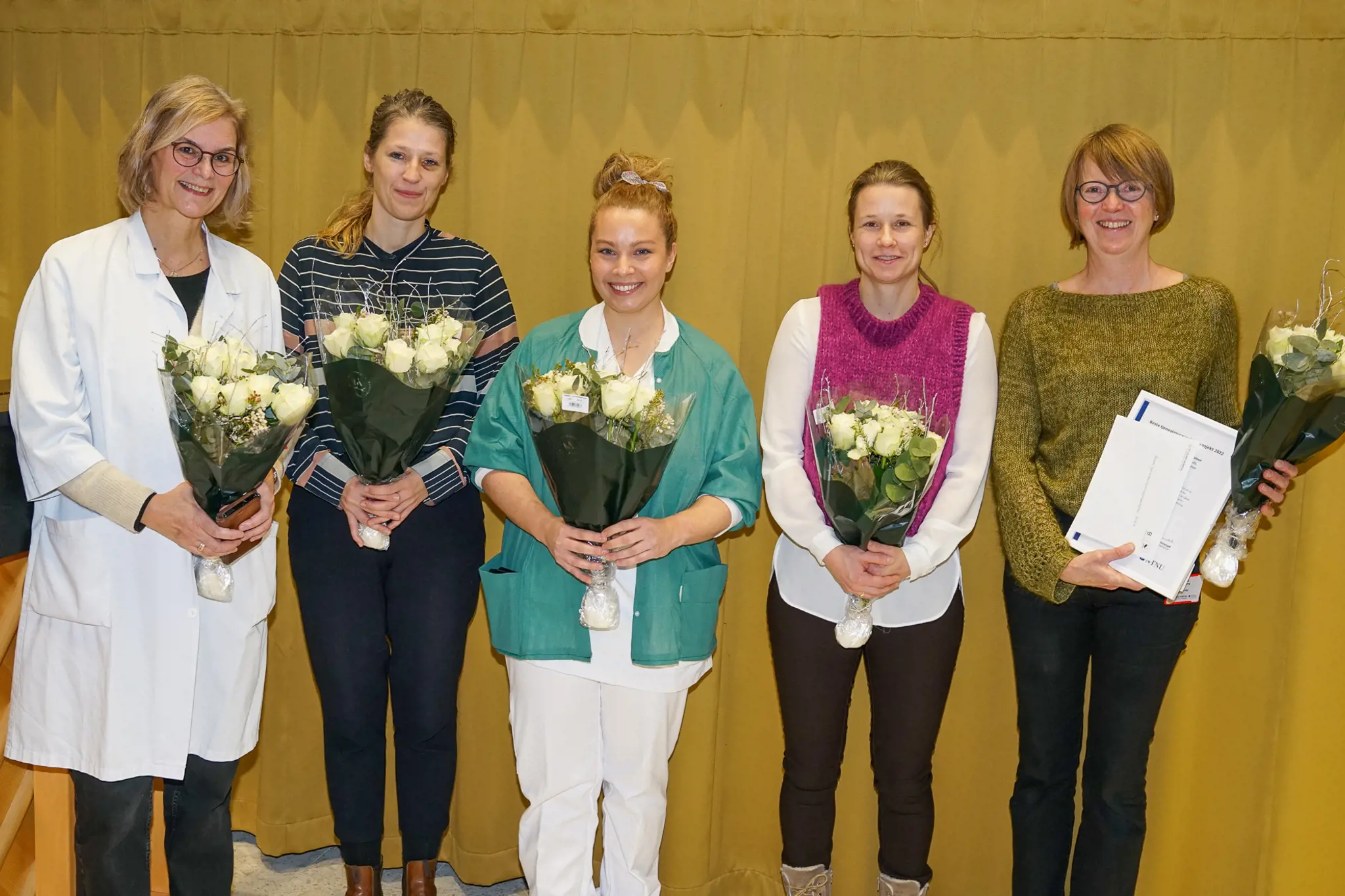 Bilde av vinnere fra øyeavdelingen med blomster etter mottakelsen av prisen for Beste tjenesteinnovasjonsprosjekt.