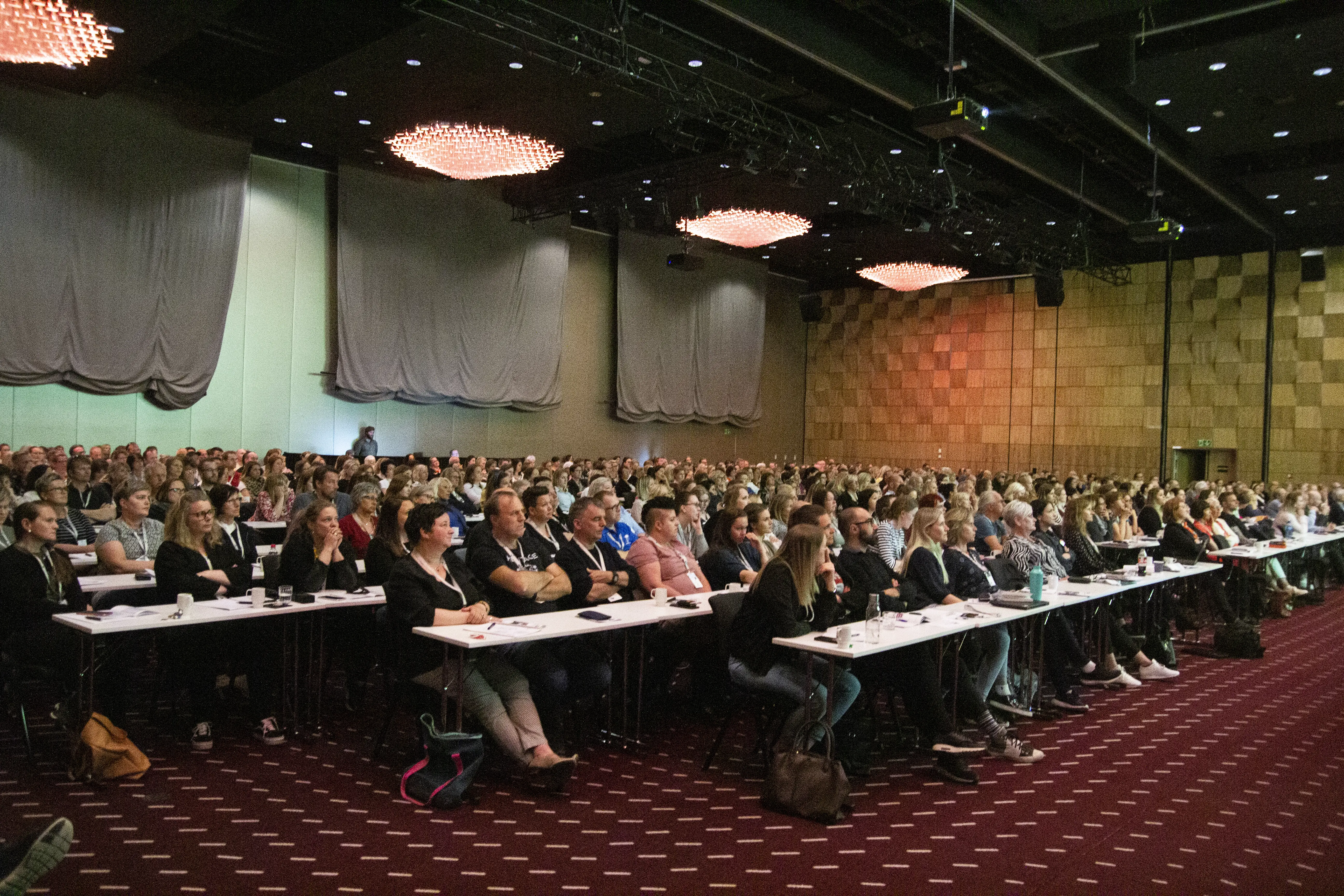 Bilde av publikum i salen  under ruskonferansen