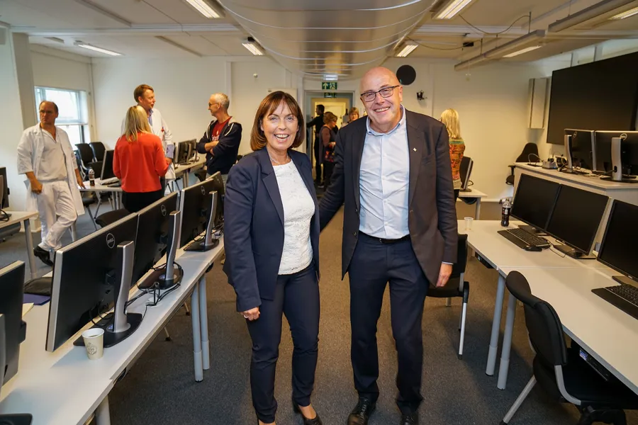 Grethe Aasved og Stig Slørdahl i IKT-brakka
