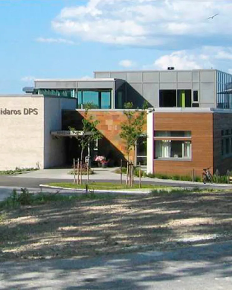 Foto av bygningen og hovedingangen på Nidaros DPS