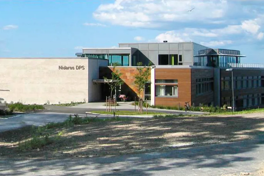 Foto av bygningen og hovedingangen på Nidaros DPS