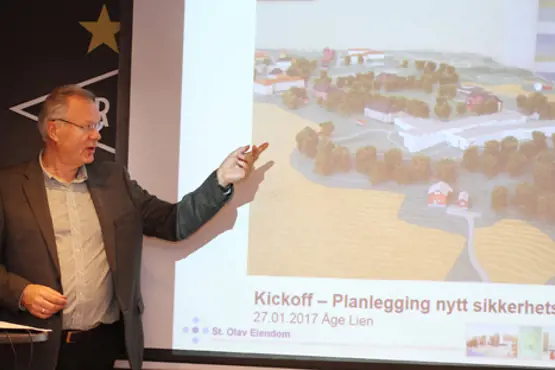 Eiendomssjef Åge Lien viser frem planene fra 2002. Lien vil ikke at disse skal brukes i det videre arbeidet. 