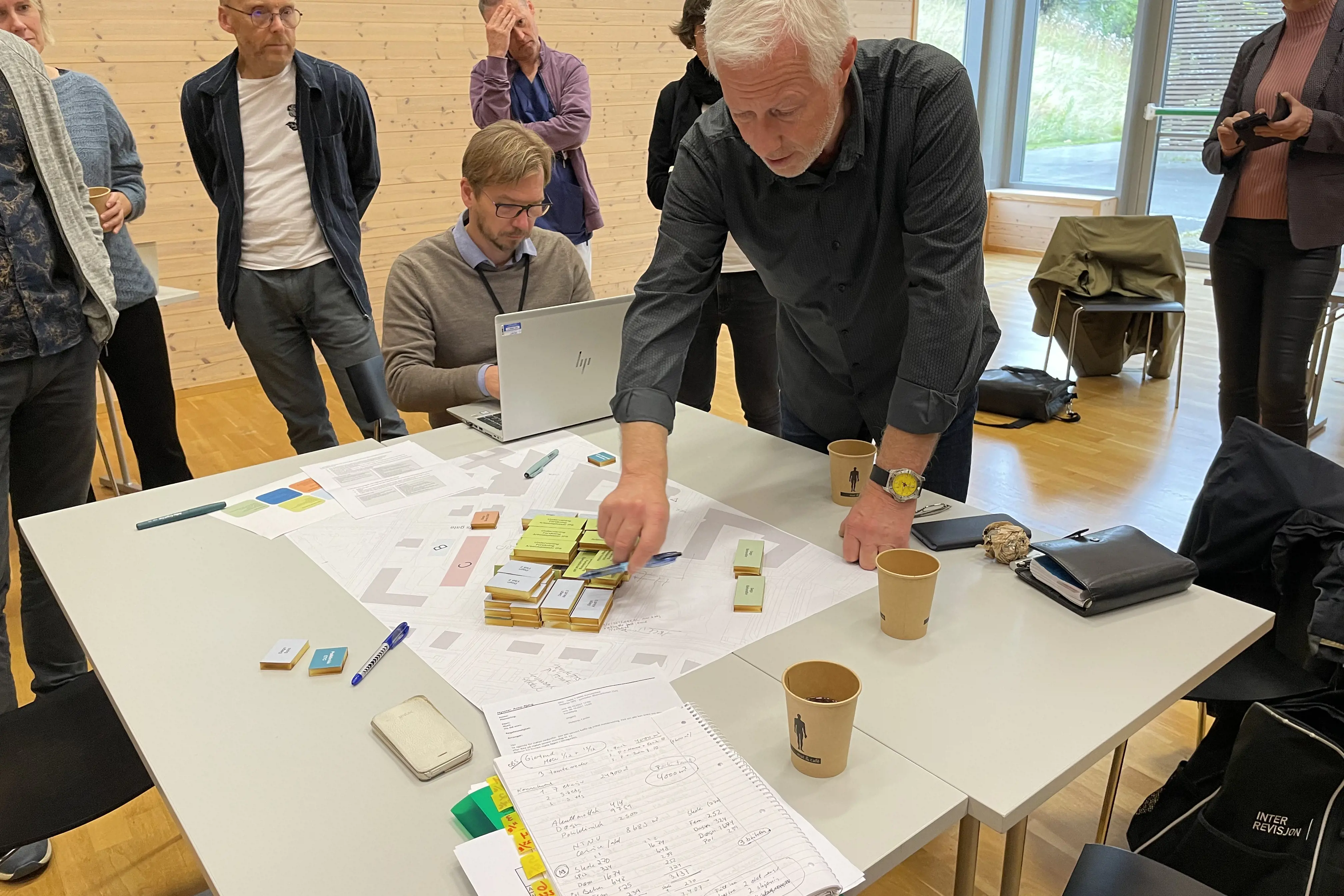 Hovedverneombud Geir Tranø peker og forklarer rundt klossene gruppa hans har bygd senter for psykisk helse med.