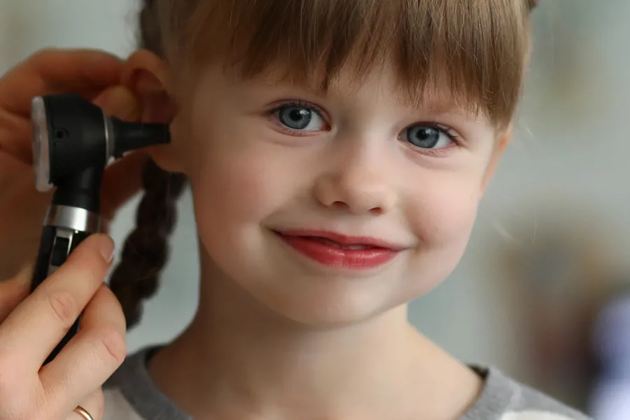 Et barn som holder en hårføner