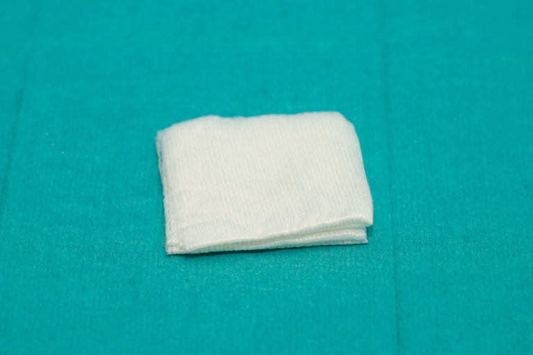 Et hvitt håndkle på en blå overflate