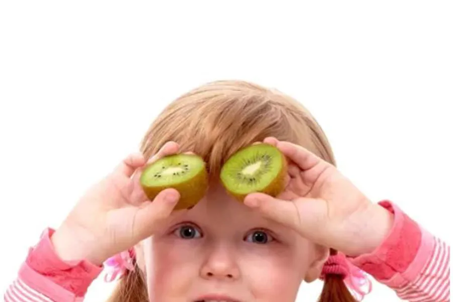 En jente som holder frukt
